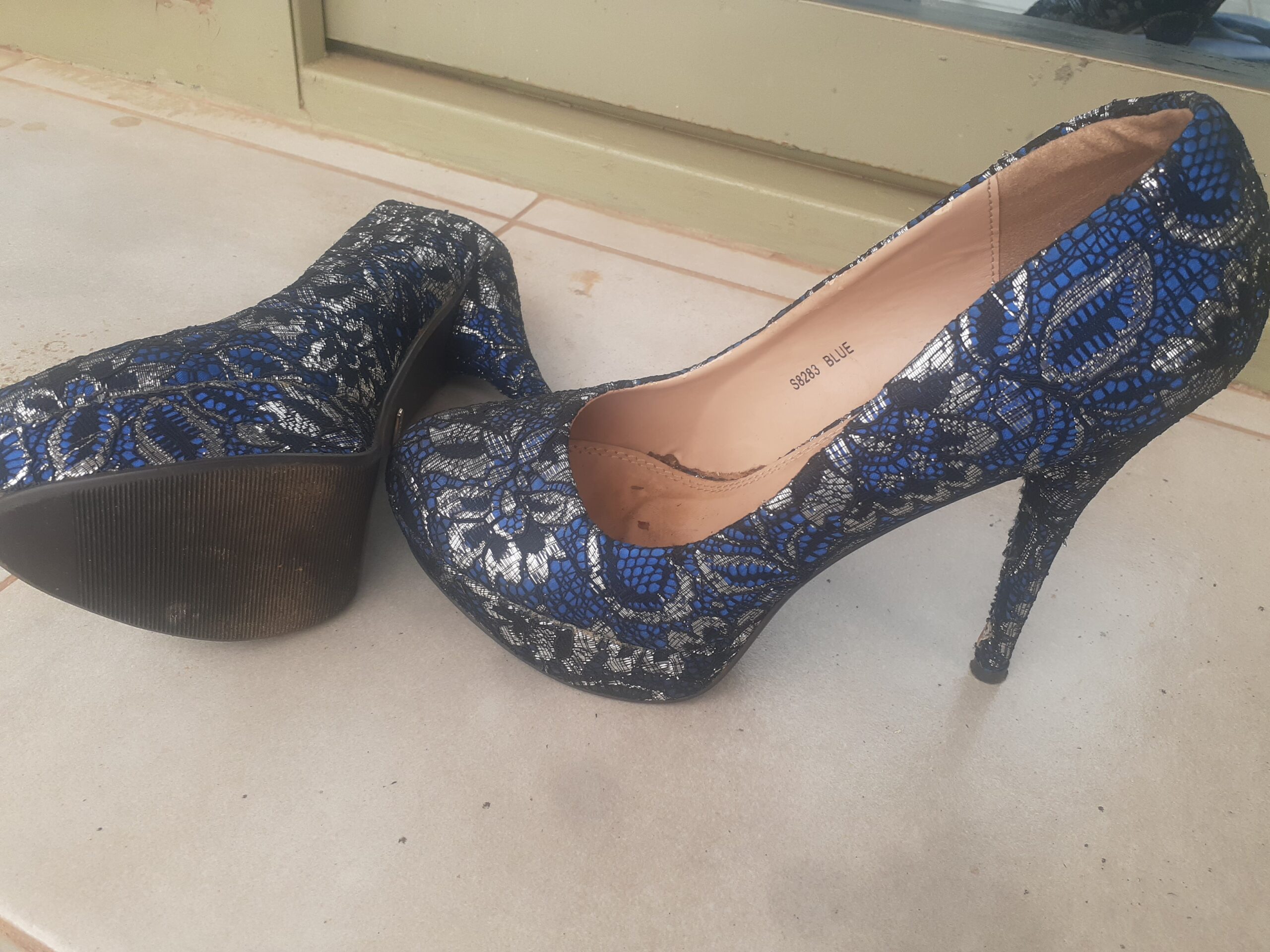 Lace shoes. Blue, black, silver in colour - Chatu Kadali